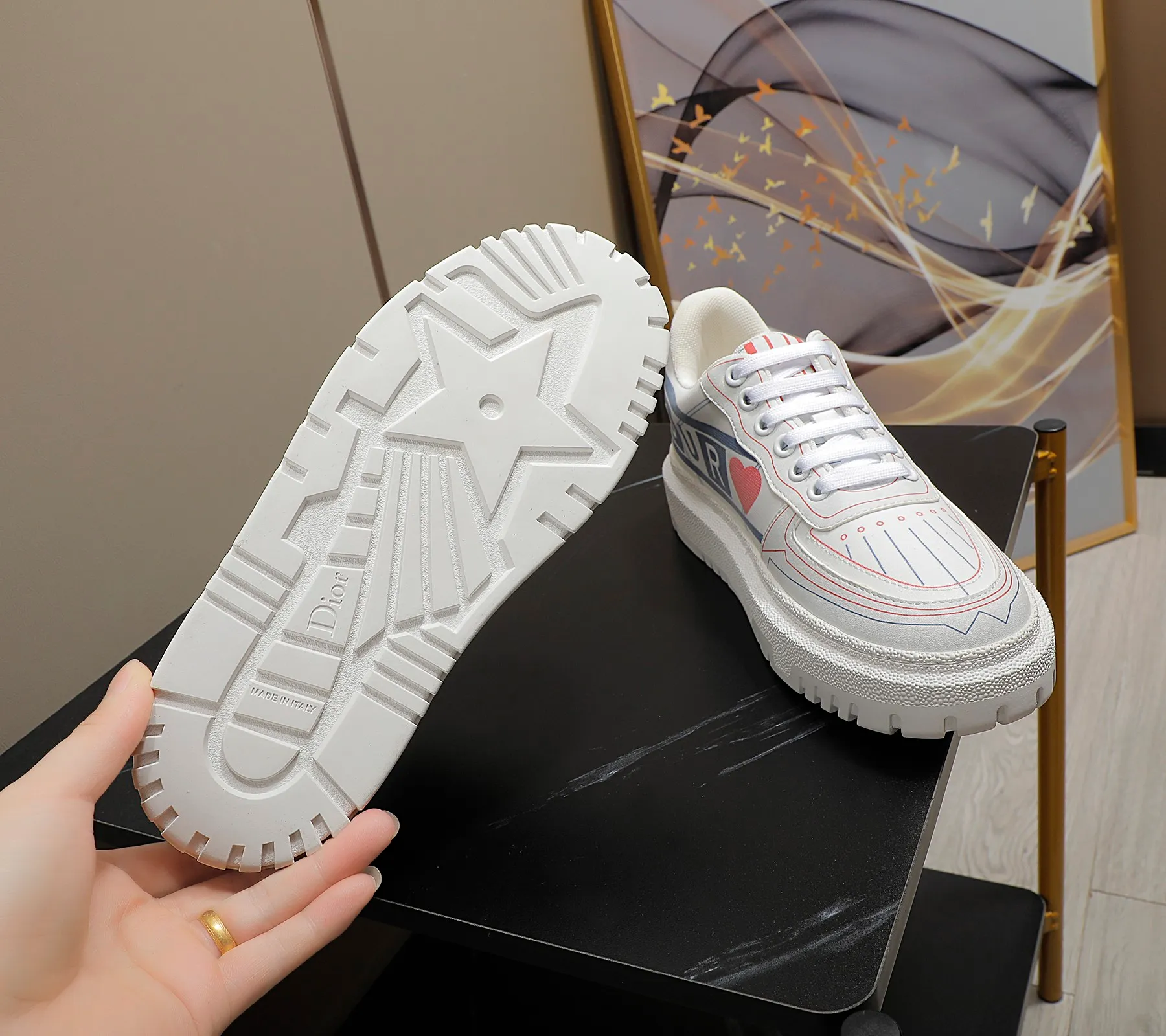 👟👟Ex-factory price 480👟👟 2021ssDior shell-toe casual white shoes, the latest letter strip layout with luminous colors, the same style as the ready-to-wear series 1️⃣Original mold opening 2️⃣Original cowhide➕Breathable mesh lining 3️⃣TPU evacuation outsole 4️⃣Injection-molded latex cowhide feet 5️⃣Full set of packaging at the counter, code number 35-40 (41 can be customized)